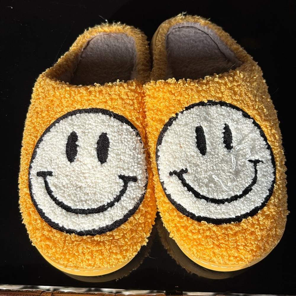 Smiley face yellow Sherpa cozy Slippers size 8 medium